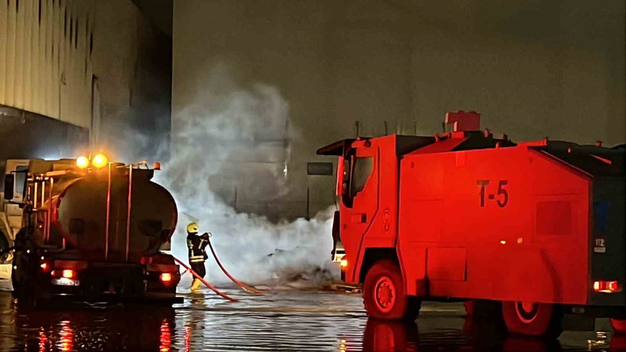MERSİN’İN MERKEZ AKDENİZ İLÇESİNDE TÜTÜN VE FİDE DEPOLANAN ANTREPODA YILDIRIM DÜŞMESİ SONUCU ÇIKAN...