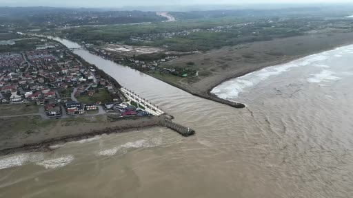 Sakarya Nehri, taşıdığı çamur ve sularla Karadeniz’in rengini değiştirdi