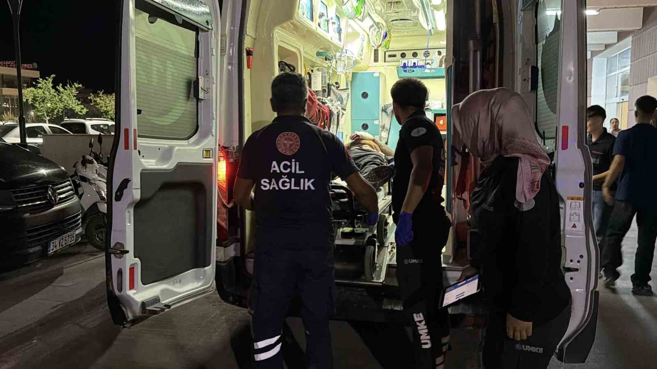 ADIYAMAN’DA, “NE BAKIYORSUN” MESELESİ YÜZÜNDEN ÇIKAN BIÇAKLI VE SİLAHLI KAVGADA 3 KİŞİ...