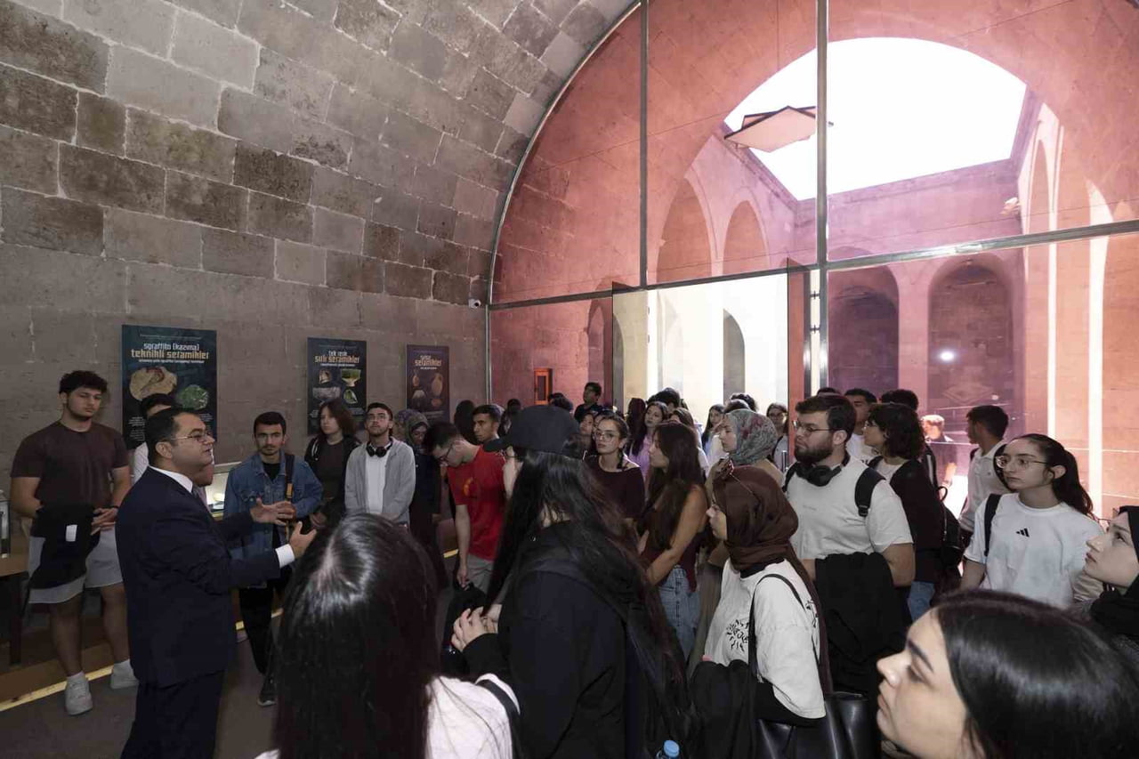 KIRŞEHİR AHİ EVRAN ÜNİVERSİTESİ TIP FAKÜLTESİ'NİN YENİ ÖĞRENCİLERİ, 800 YILI AŞKIN GEÇMİŞE SAHİP...