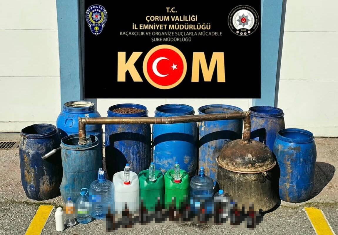 ÇORUM'DA KAÇAK VE EL YAPIMI ALKOLLÜ İÇKİ ÜRETİMİ VE SATIŞINA YÖNELİK DÜZENLENEN OPERASYONDA, BİN...