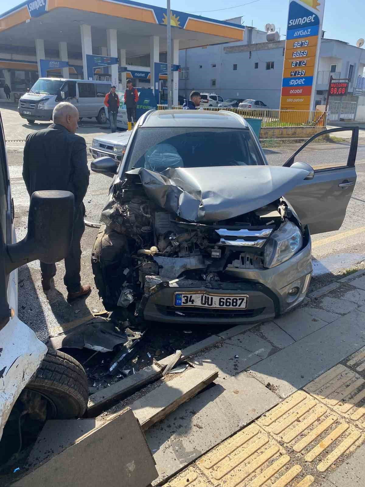 SİİRT’TE İKİ ARACIN KARIŞTIĞI TRAFİK KAZASINDA 3 KİŞİ HAFİF YARALANIRKEN, ARAÇLARDA MADDİ HASAR...