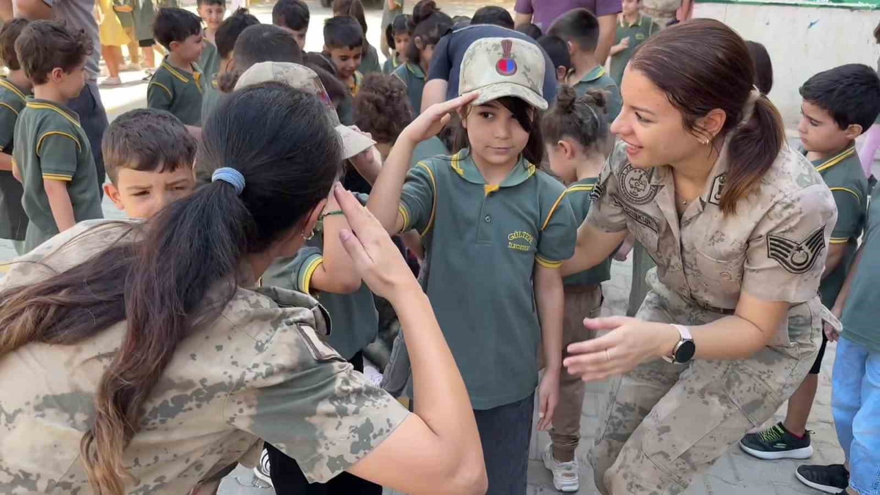 BATMAN İL JANDARMA KOMUTANLIĞI EKİPLERİ, İLKÖĞRETİM HAFTASI DOLAYISIYLA GÜLTEPE İLKOKULU...