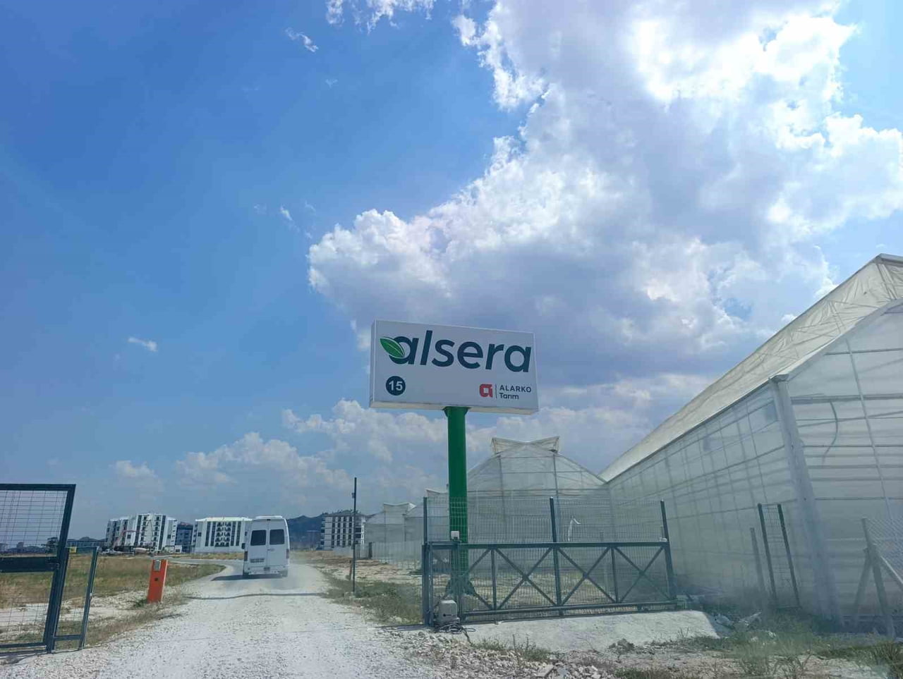 AFYONKARAHİSAR’DA İLAÇLAMA YAPILAN DOMATES SERASINDA ZEHİRLENEREK HASTANEYE KALDIRILANLARIN SAYISI...