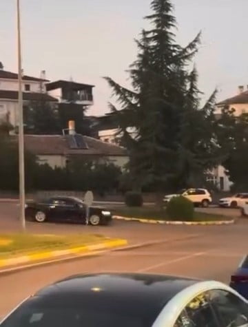 ELAZIĞ'DA GEÇTİĞİMİZ AYLARDA, ARACININ PLAKASINI KAPATARAK DRİFT YAPAN SÜRÜCÜ, YİNE DRİFT YAPARKEN...