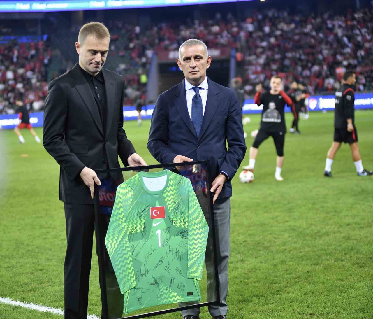 MİLLİ TAKIM KARİYERİNİ NOKTALAYAN KALECİ MERT GÜNOK'A, FRANSA-TÜRKİYE MİLLİ MAÇI ÖNCESİNDE TFF...