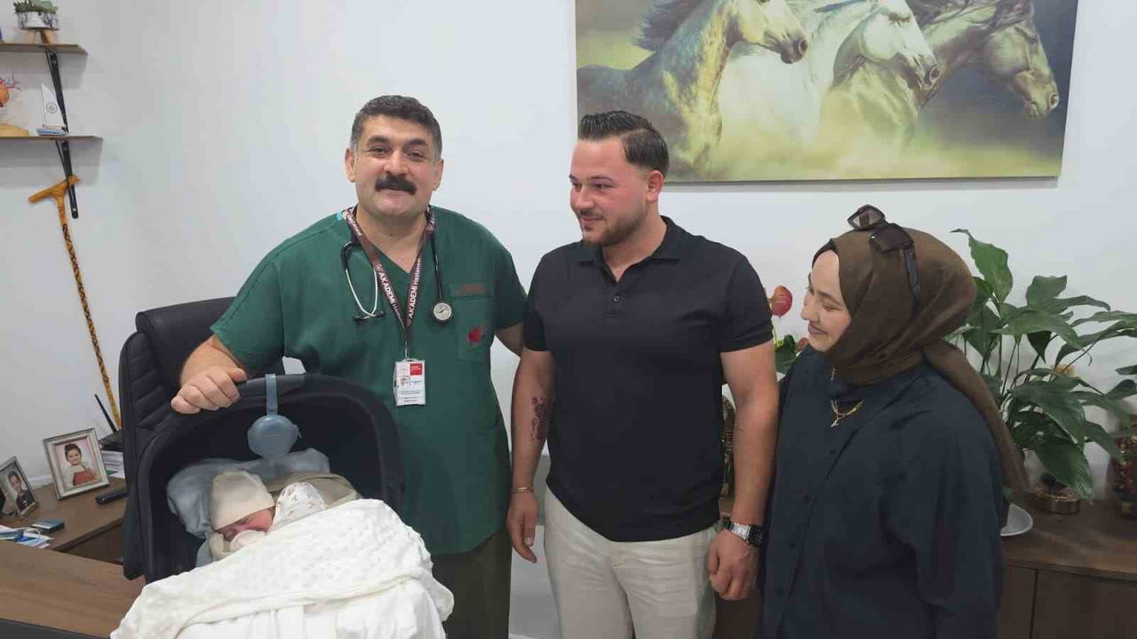 DOĞUMUN ARDINDAN BEBEĞİN İLK KONTROLLERİ İÇİN HASTANEYE GELEN AİLE, PROF. DR. YAMAN’I ZİYARET...