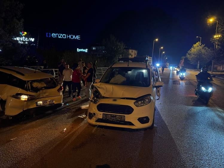 KARABÜK’TE OTOMOBİL İLE HAFİF TİCARİ ARACIN ÇARPIŞMASI SONUCU MEYDANA GELEN TRAFİK KAZASINDA 7...