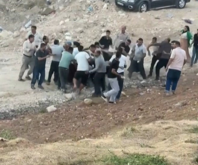 GAZİANTEP'TE İKİ GRUP ARASINDA TEKMELİ, TAŞ VE SOPALI MEYDAN KAVGASI YAŞANDI. CEP TELEFONU...