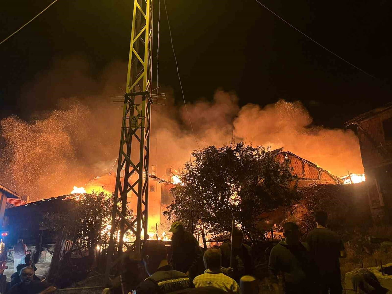 ÇORUM’UN BAYAT İLÇESİNDE MEYDANA GELEN YANGINDA İLK BELİRLEMELERE GÖRE 2 EV BİR AHIRA SIÇRAYAN...
