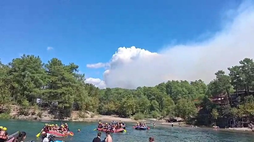 ANTALYA'NIN MANAVGAT İLÇESİ BEŞKONAK KÖPRÜLÜ KANYONU YAKINLARINDA ÖĞLEN SAATLERİNDE BAŞLAYAN ORMAN...