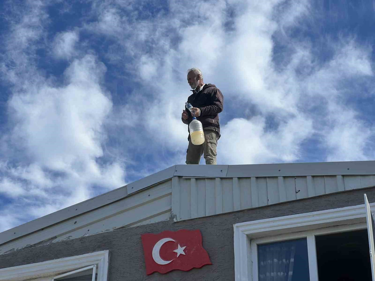 69 YAŞINDAKİ EV SAHİBİ AHMET KUNUK, EVİNİN ÇATISINA ÇIKARAK YIKIM EKİPLERİNE DİRENDİ.