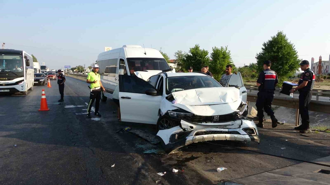 ANTALYA'NIN MANAVGAT İLÇESİNDE 3'Ü TUR ARACI OLMAK ÜZERE 6 ARACIN KARIŞTIĞI ZİNCİRLEME TRAFİK...