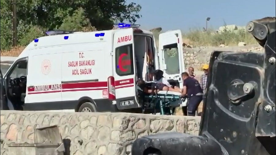YARALI HASTANEYE KALDIRILDI.