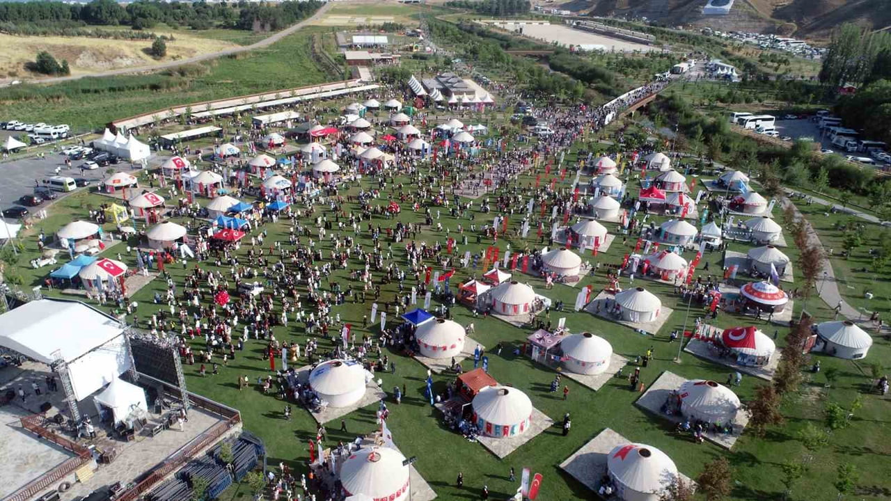 YERLİ VE YABANCI ÇOK SAYIDA ZİYARETÇİYİ AĞIRLAYAN OTAĞDA KAHRAMANMARAŞ’IN SAHİP OLDUĞU TARİHİ VE...