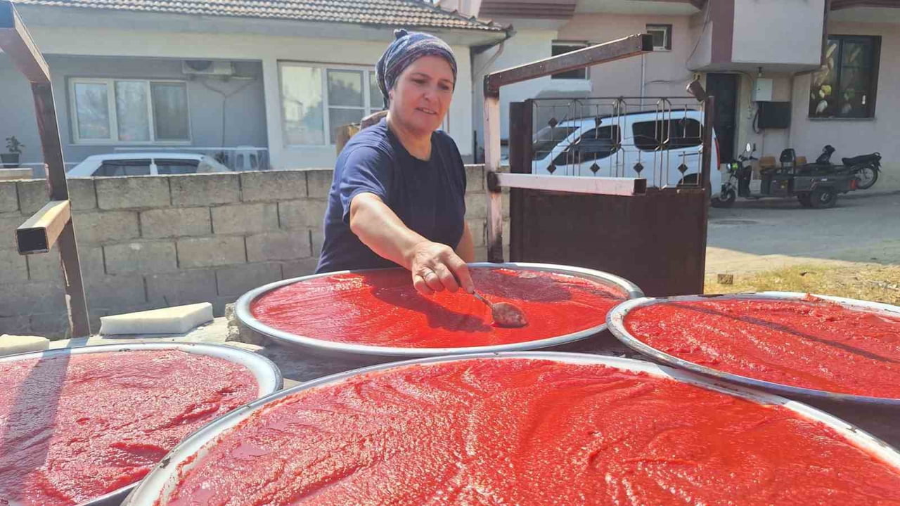 MANİSA’NIN SARIGÖL İLÇESİNDE, KIŞ AYLARINDA SOFRALARDA KULLANILMAK ÜZERE DOMATES VE BİBERLERDEN...
