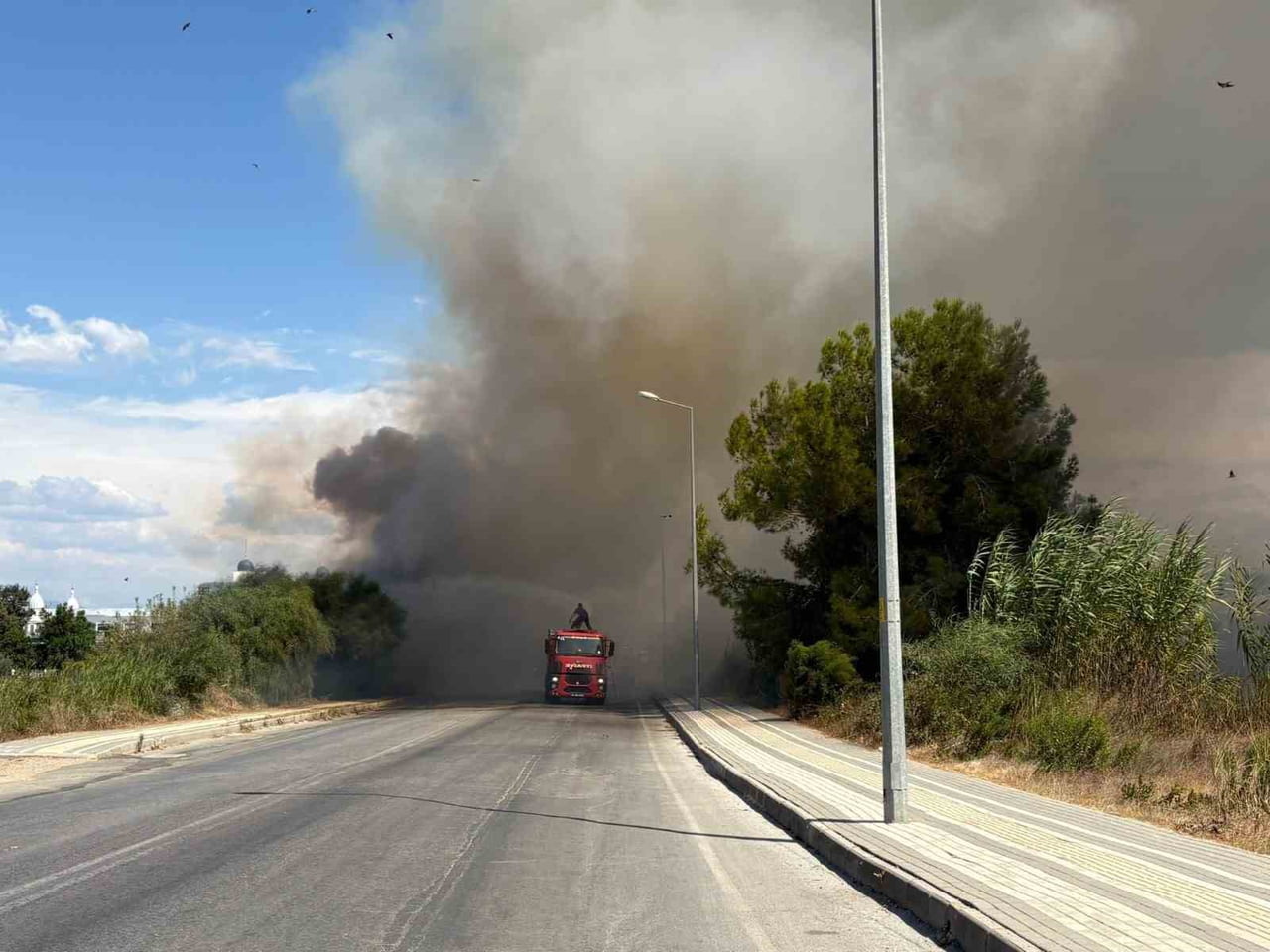 ANTALYA'NIN MANAVGAT İLÇESİNDE SORGUN-SİDE YOLU ÜZERİNDE YOL KENARINDA BAŞLAYAN VE BÜYÜYEREK...