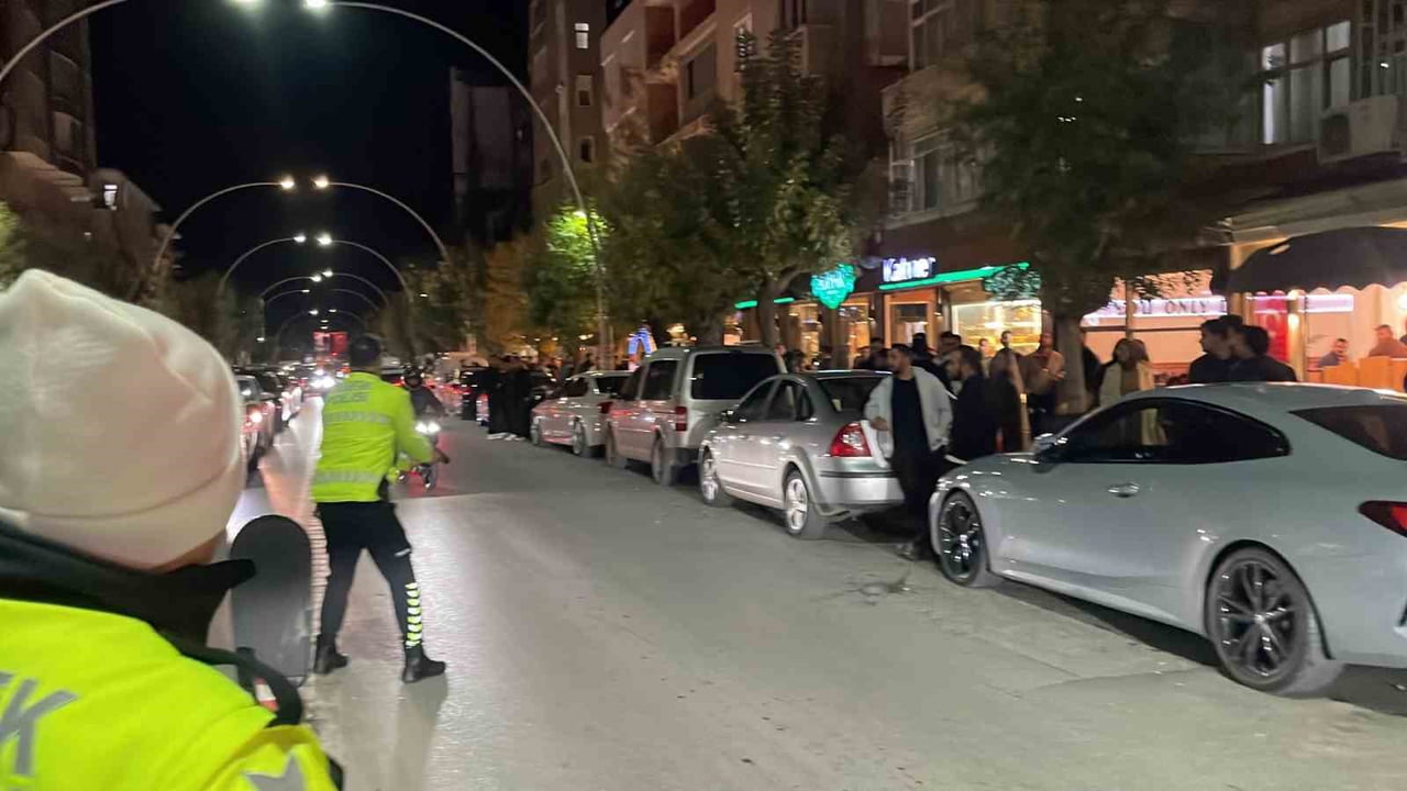 KARAMAN'DA POLİSİN "DUR" İHTARINA UYMAYARAK KAÇAN VE MOTOSİKLETİNİ POLİS EKİPLERİNİN ÜZERİNE SÜRÜP...