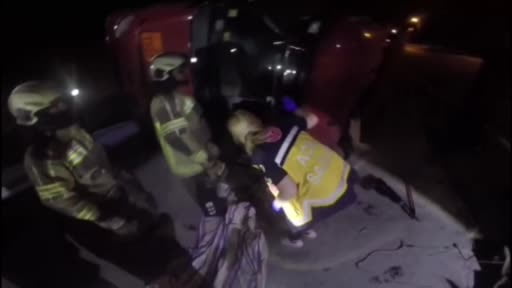 Akaryakıt tankerinde sıkışan iki kişinin kurtarılma anları kamerada