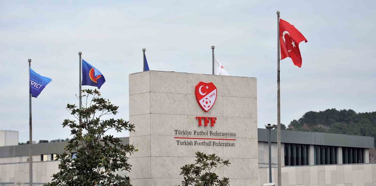 TÜRKİYE FUTBOL FEDERASYONU (TFF) TAHKİM KURULU, FENERBAHÇE YARDIMCI ANTRENÖRÜ DİRK KUYT'A VERİLEN...