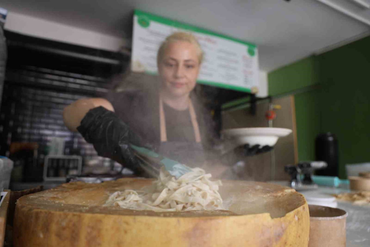 GÖKÇE YILMAZ ÇİLİNGİR, GASTRONOMİ ŞEHRİNDE VATANDAŞLARA EL YAPIMI MAKARNAYI SEVDİRDİ.