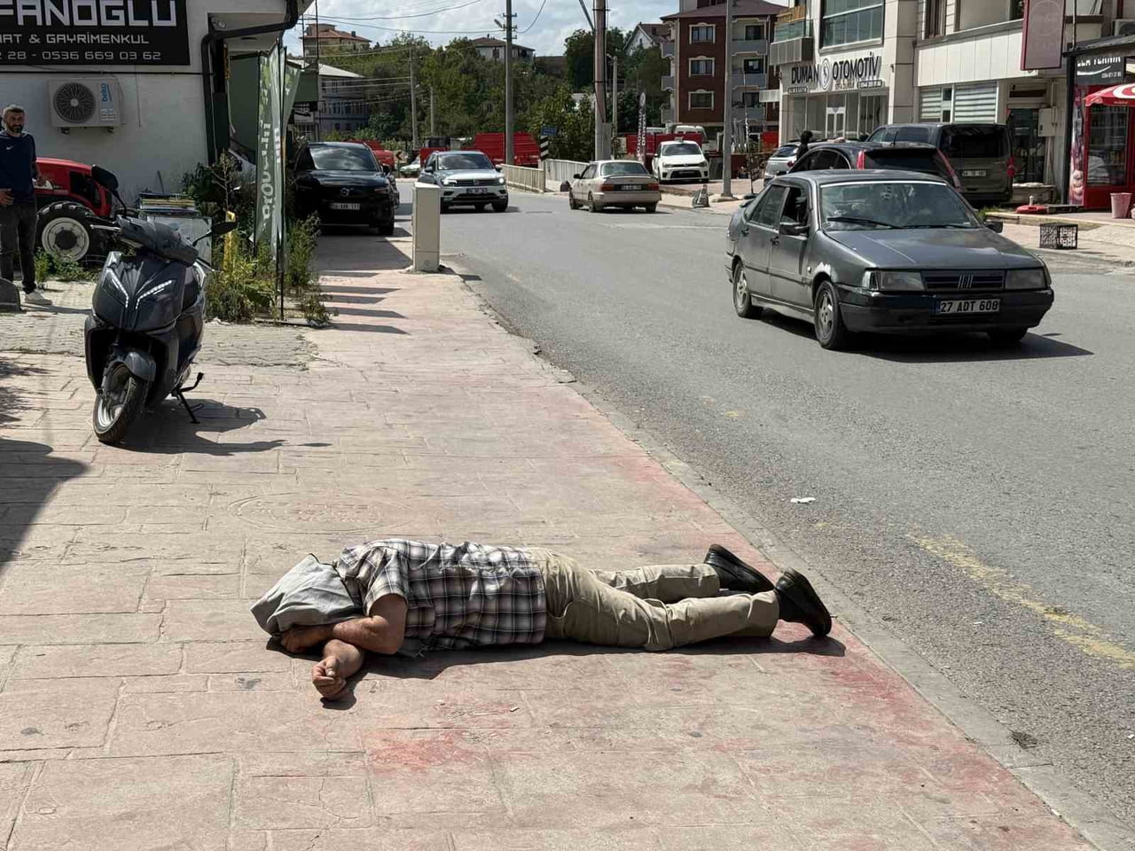 SAKARYA'NIN KAYNARCA İLÇESİNDE KALDIRIMDA YATAR HALDE BULUNAN VE KENDİSİNİ GÖTÜRMEK İSTEYEN...