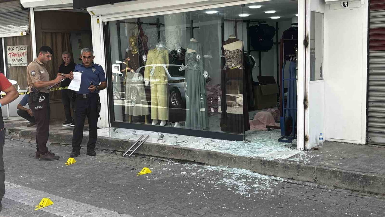 ADANA’DA BİR İŞ YERİNE SİLAHLI SALDIRI DÜZENLENDİ. İŞ YERİNİN CAMINA 9 KURŞUN İSABET EDERKEN...