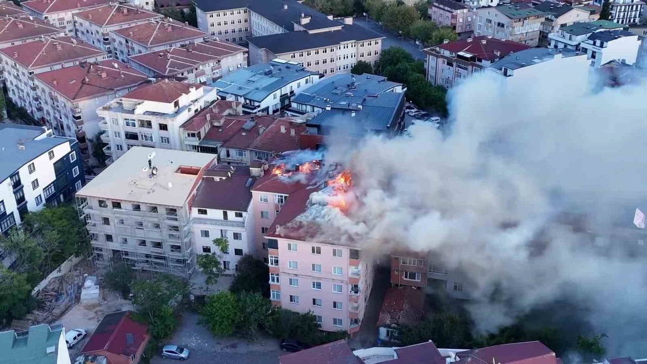 KOCAELİ’NİN DARICA İLÇESİNDE BİR BİNANIN ÇATISINDA ÇIKAN YANGINDA ALEVLER KISA SÜREDE ÇATIYI...