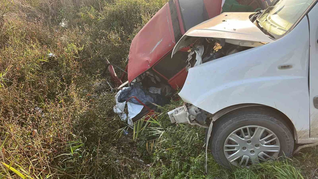 TARSUS İLÇESİNDE OTOMOBİL İLE HAFİF TİCARİ ARACIN ÇARPIŞMASI SONUCU 1 KİŞİ YAŞAMINI...