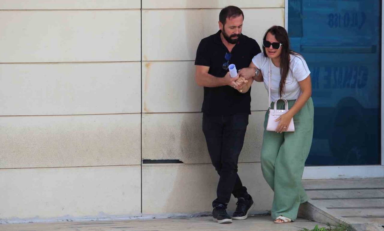 ANTALYA’NIN MANAVGAT İLÇESİNDE DÜN AKŞAM TIRIN DEVRİLMESİ SONUCU ALTINDA DORSENİN ALTINDA KALARAK...