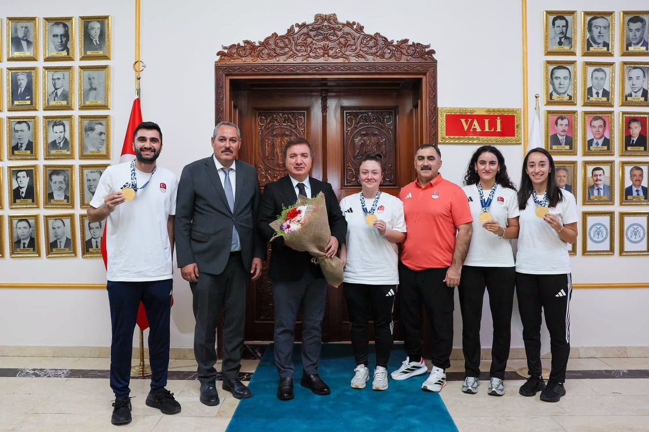 ERZİNCAN VALİSİ HAMZA AYDOĞDU, AKDENİZ OYUNLARI'NDA 5 ALTIN MADALYA KAZANAN MİLLİ SPORCULAR...