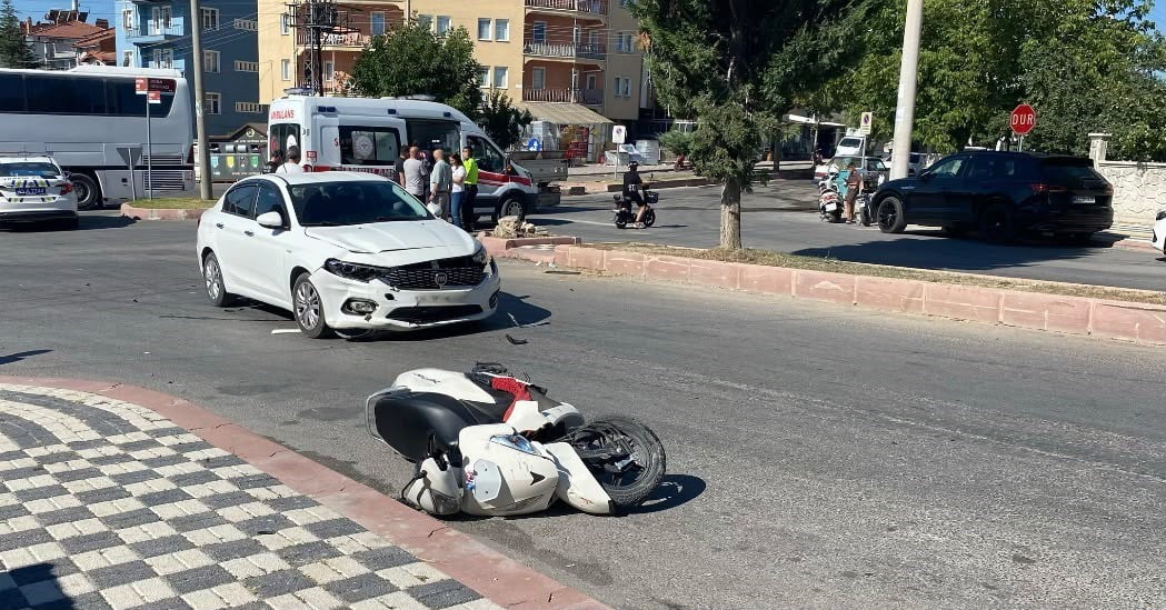 TAVŞANLI’DA OTOMOBİL İLE MOTOSİKLET ÇARPIŞTI
