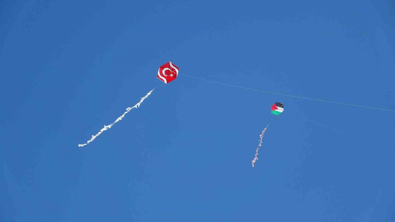 ARDAHAN'DA ÇOCUKLAR, İŞGAL ALTINDAKİ GAZZE'DEKİ ÇOCUKLARLA DAYANIŞMA İÇİNDE OLMAK İÇİN...