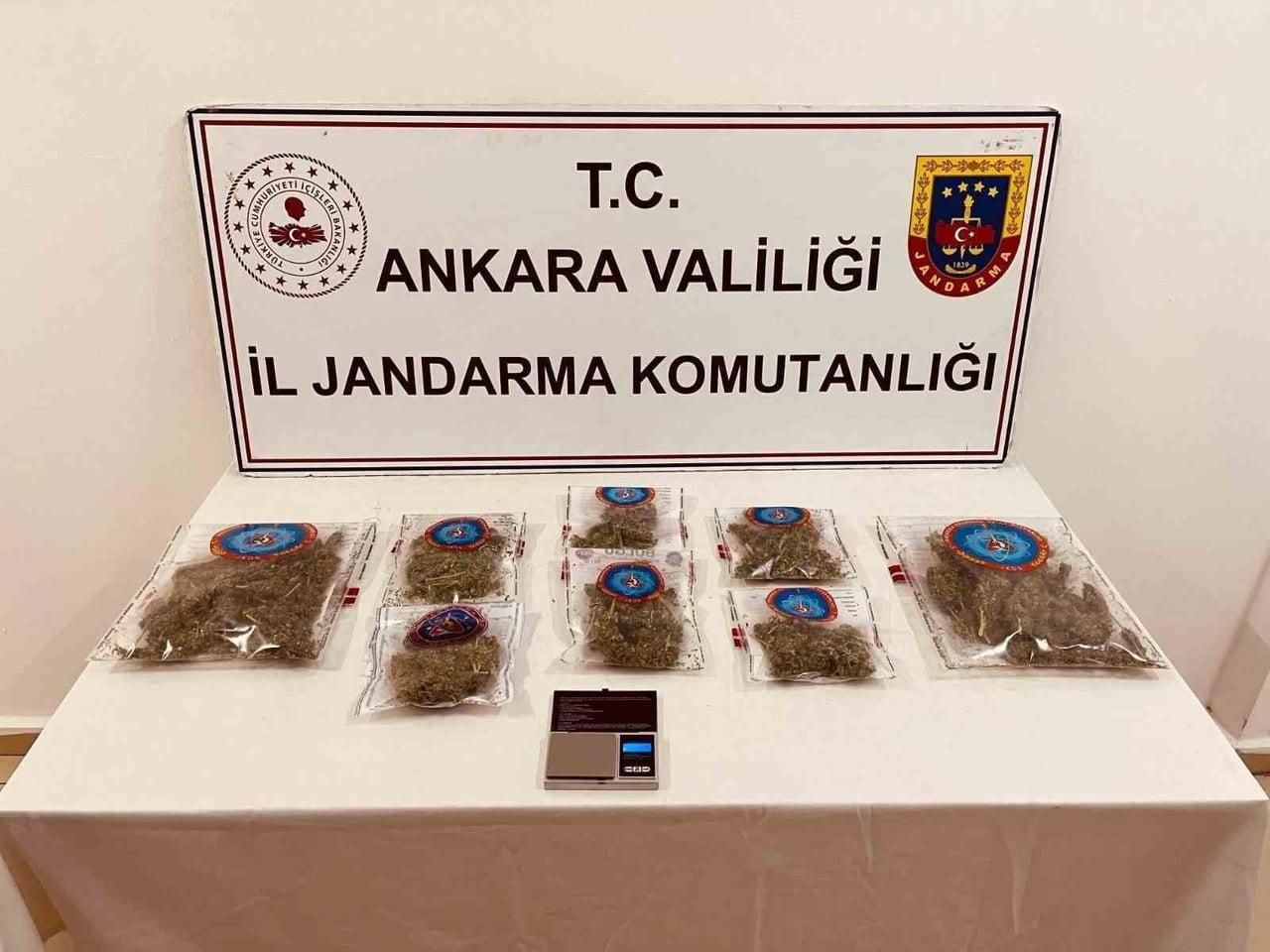 ANKARA’DA JANDARMA EKİPLERİNCE İKİ FARKLI İLÇEDE İCRA EDİLEN NARKOTİK OPERASYONLARINDA FARKLI...