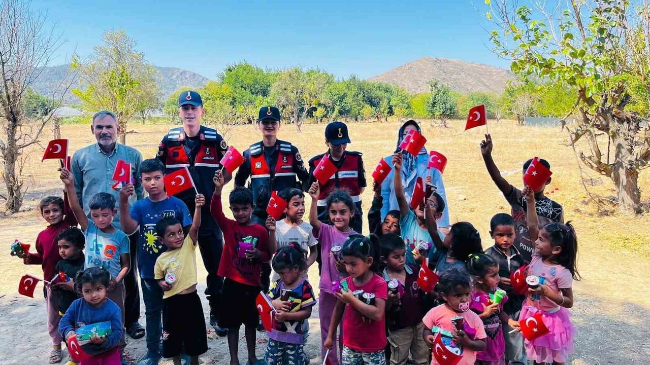 BİLECİK’TE ÇOCUKLARA JANDARMADAN HEDİYE