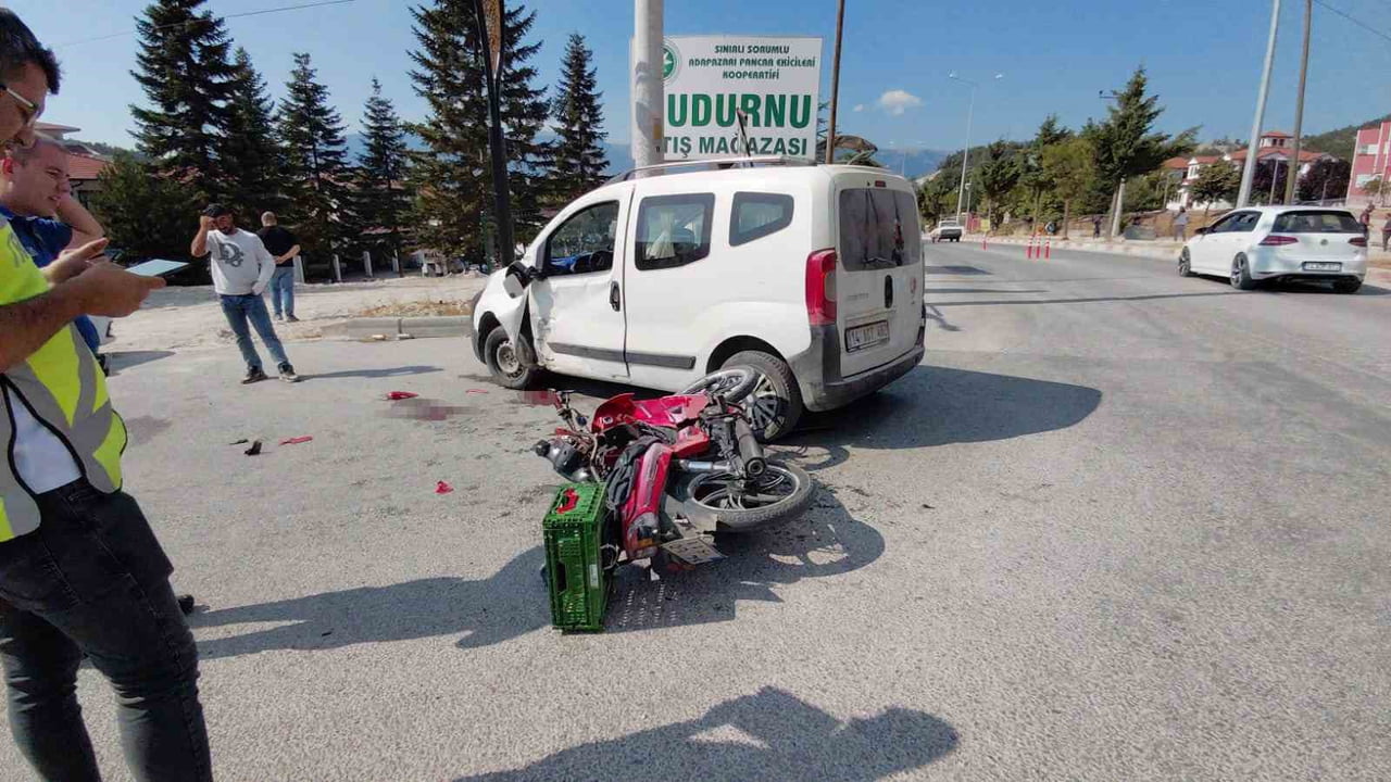 BOLU'NUN MUDURNU İLÇESİNDE OTOMOBİL İLE MOTOSİKLETİN ÇARPIŞMASI SONUCU MEYDANA GELEN TRAFİK...