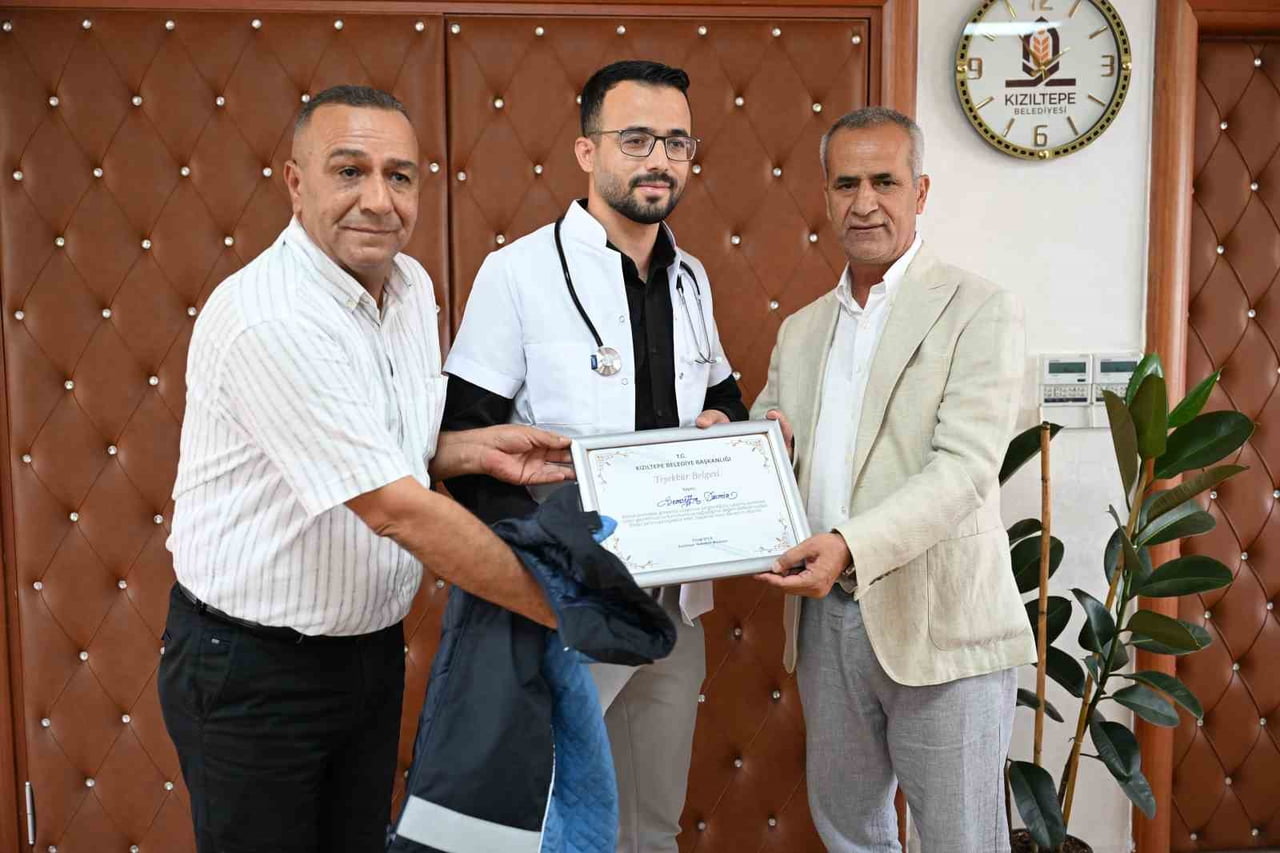 DEMİR, YILLARCA GİYDİĞİ ZABITA YELEĞİNİ ÇIKARIRKEN, BAŞKAN İPEK TARAFINDAN KENDİSİNE DOKTOR ÖNLÜĞÜ...