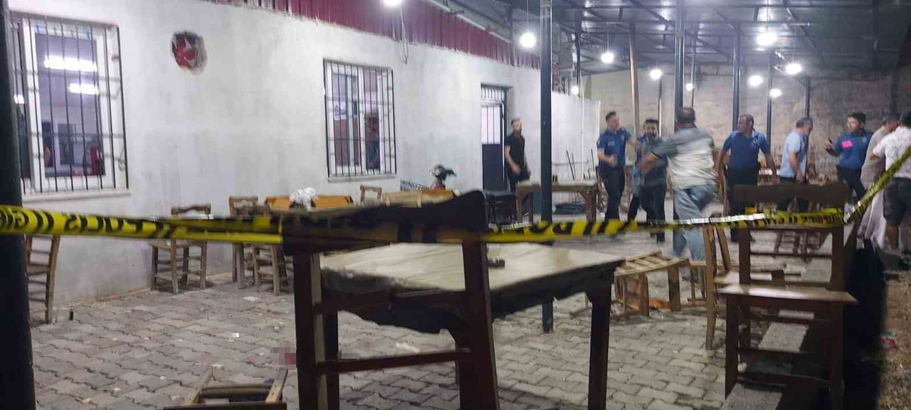 MERSİN'İN TARSUS İLÇESİNDE BİR KAHVEHANEYE DÜZENLENEN SİLAHLI SALDIRIDA 1 KİŞİ HAYATINI KAYBETTİ...