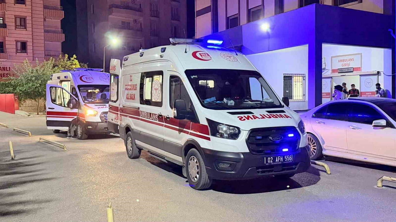 ADIYAMAN’IN KAHTA İLÇESİNDE TRAKTÖRDEN DÜŞEREK TEKERLEĞİN ALTINDA KALAN KADIN, KALDIRILDIĞI...