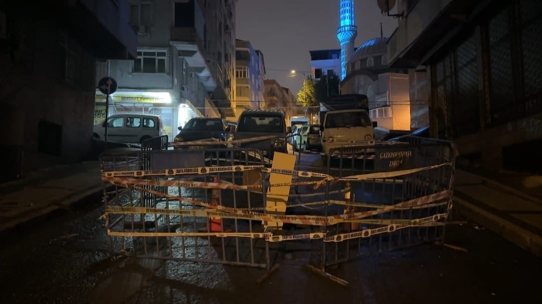 GAZİOSMANPAŞA’DA SAĞANAK SONRASI YOLDA ÇÖKME MEYDANA GELDİ