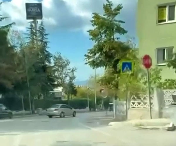 BURSA'DA BİR OTOMOBİL SÜRÜCÜSÜNÜN CADDE ÜZERİNDE DRİFT YAPTIĞI ANLAR CEP TELEFONU KAMERASINA...