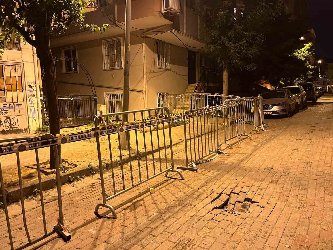 İSTANBUL GÜNGÖREN’DE 5 KATLI BİNANIN BİRİNCİ KATINDAKİ BALKON, HENÜZ BİLİNMEYEN BİR NEDENLE...