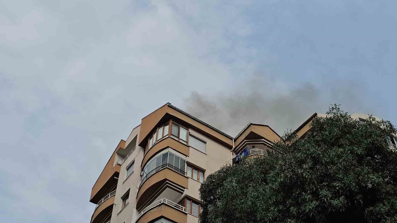 KAYSERİ'NİN MELİKGAZİ İLÇESİNDE 9 KATLI BİNANIN ÇATISINDA ÇIKAN YANGIN EKİPLERİN 1 SAATLİK...