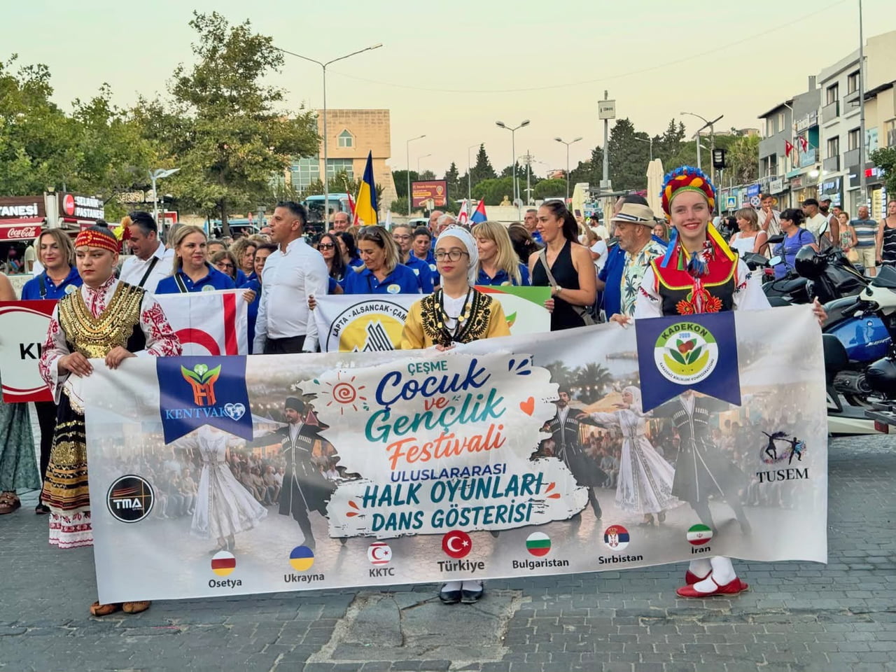 HALK DANSLARI EKİPLERİ, MEYDANDAKİ GÖSTERİ ÖNCESİNDE ÇEŞME ÇARŞISINDA KORTEJ YÜRÜYÜŞÜ...
