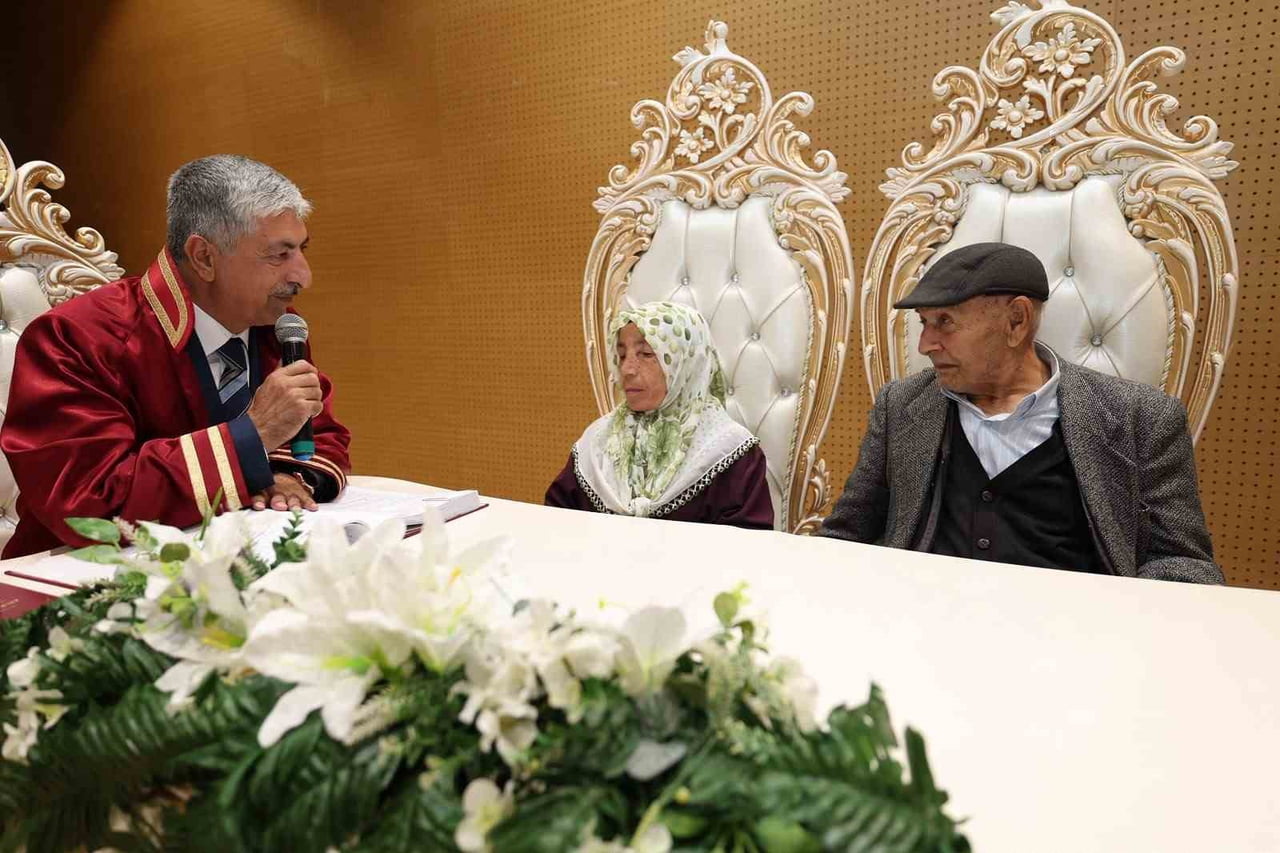 DİLOVASI İLÇESİNDE 86 YAŞINDAKİ FEVZİ YAĞIZ İLE 72 YAŞINDAKİ MÜLKÜNAZ HASDEMİR, DÜZENLENEN NİKAH...