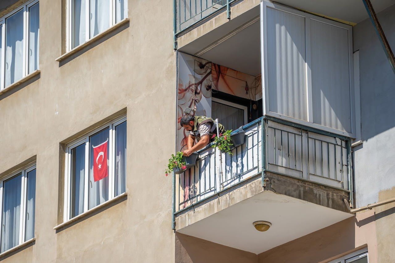 GEBZE'DE KOMŞULUK İLİŞKİLERİNİ GÜÇLENDİRMEK VE SOKAKLARI RENKLENDİRMEK İÇİN 128 DAİRE ZİYARET...