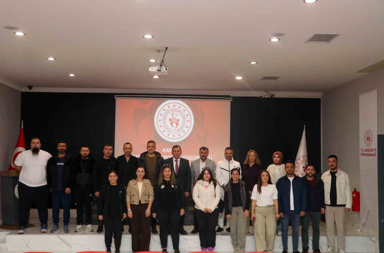 KAYSERİ GENÇLİK VE SPOR İL MÜDÜRÜ ALİ İHSAN KABAKCI’NIN KATILIMIYLA GERÇEKLEŞTİRİLEN ATLETİZM...