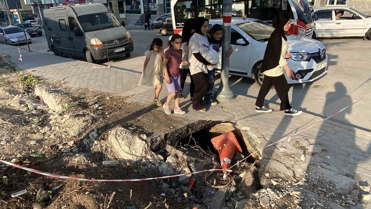 ESKİŞEHİR'DE BİR İNŞAATIN ÇEVRESİNDEKİ KALDIRIMDA OLUŞAN 2 ADET DERİN GÖÇÜK, MUHTEMEL KAZALARA...