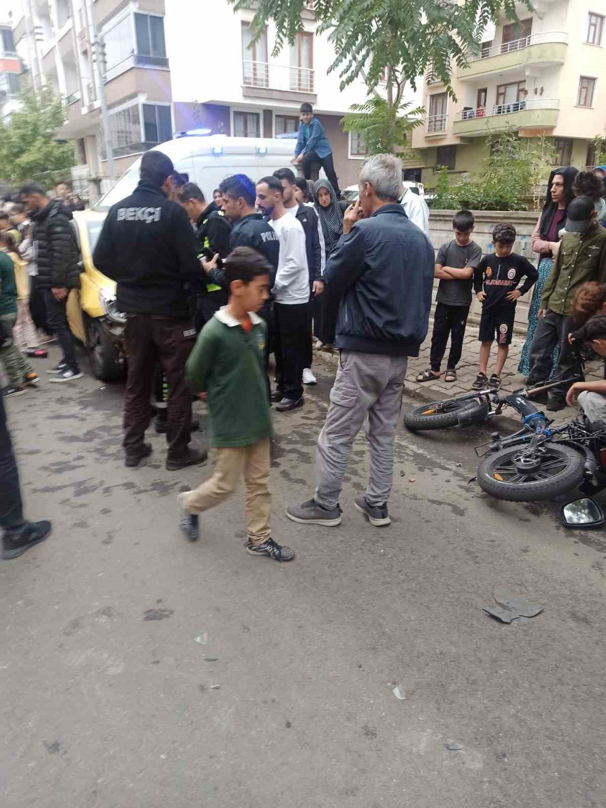 BİNGÖL’DE TİCARİ TAKSİ BİSİKLETE ÇARPTI: 2 YARALI