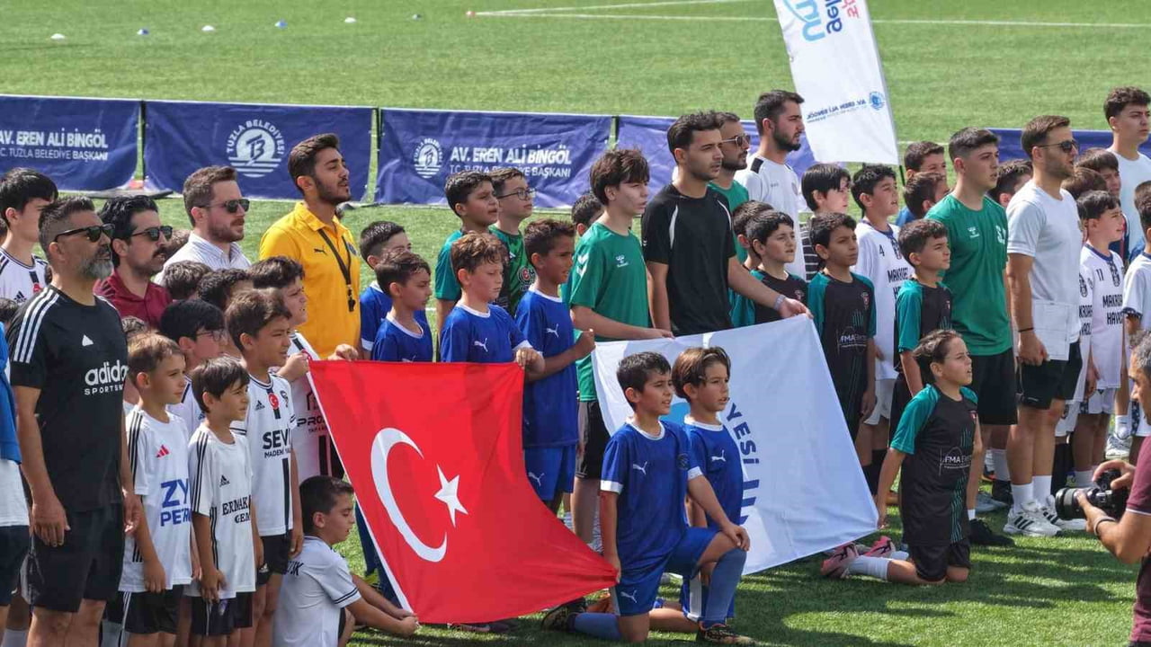 TUZLA’DA 30 AĞUSTOS ZAFER BAYRAMI KAPSAMINDA DÜZENLENEN U11 FUTBOL TURNUVASI’NDA MÜCADELE EDEN...